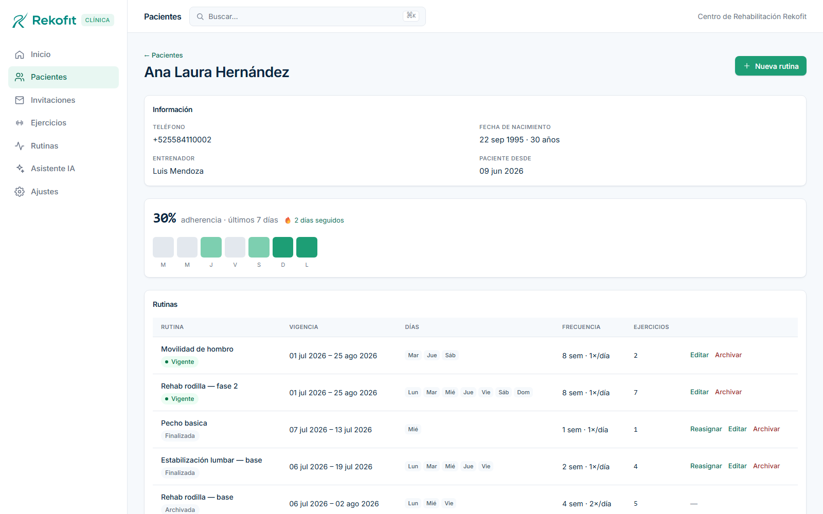 Panel web de Rekofit mostrando la ficha de una persona: su adherencia de los últimos siete días y los programas que su organización le asignó, con vigencia, días y frecuencia.